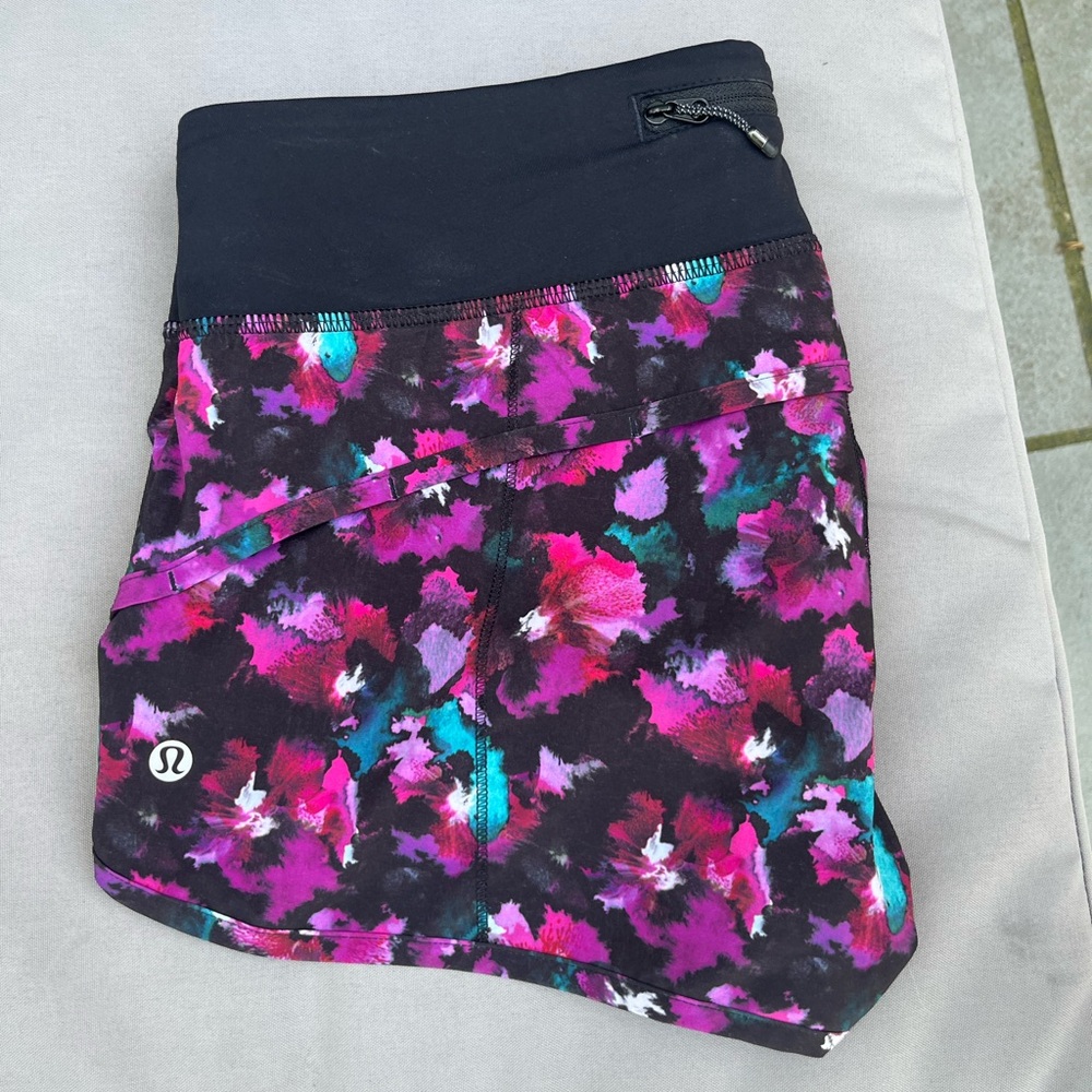 VEUC Lululemon Women’s Run Speed Shorts Size 8 2.5” length Floral Black Pattern
